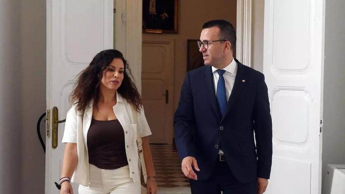 La alcaldesa de Benissuera, Yolanda Úbeda, en la reunión reciente con el presidente de la Diputació, Vicent Mompó.