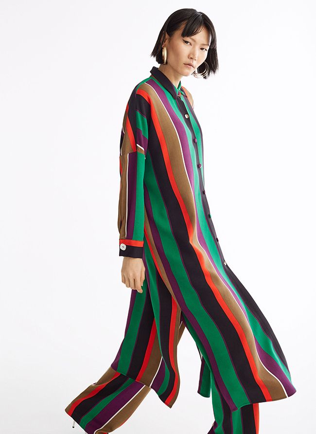 Rebajas 2019: vestido camisero de largo midi con estampado de rayas, de Uterqüe