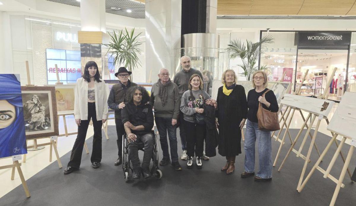 Algunos de los artistas participantes, ayer, durante la inauguración. | I.OSORIO