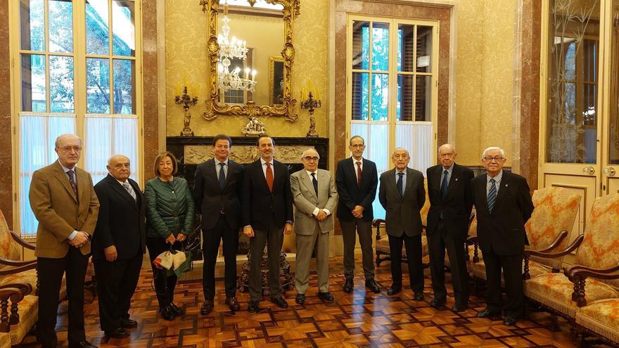 El presidente del Parlament, Gabriel Le Senne, recibe en audiencia al presidente de la Real Academia de Jurisprudencia y Legislación de Baleares, Miquel Coca.