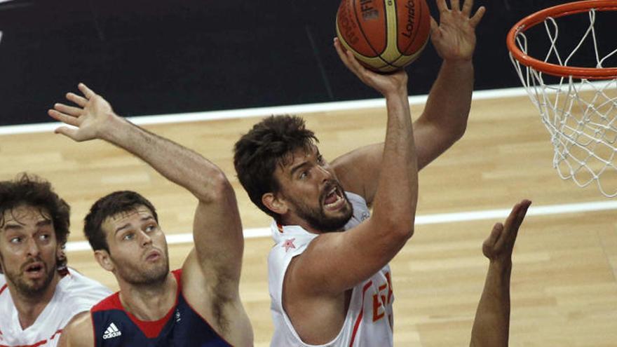 Marc Gasol anota una canasta durante el partido