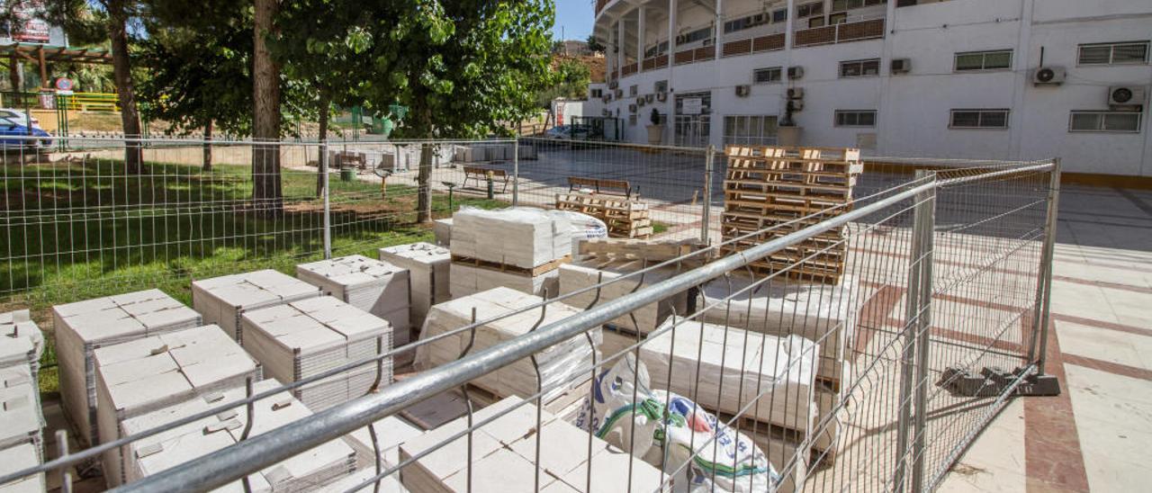 Baldosas apiladas en el parque de l&#039;Aigüera y, al fondo, la plaza de toros de Benidorm.