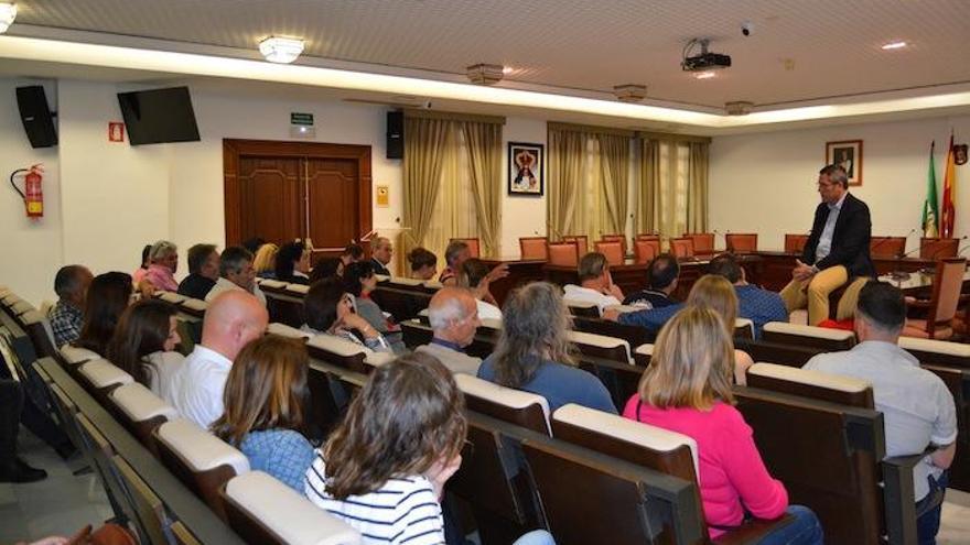 El alcalde, Juan Carlos Maldonado, se reunió con los comerciantes en el salón de plenos.