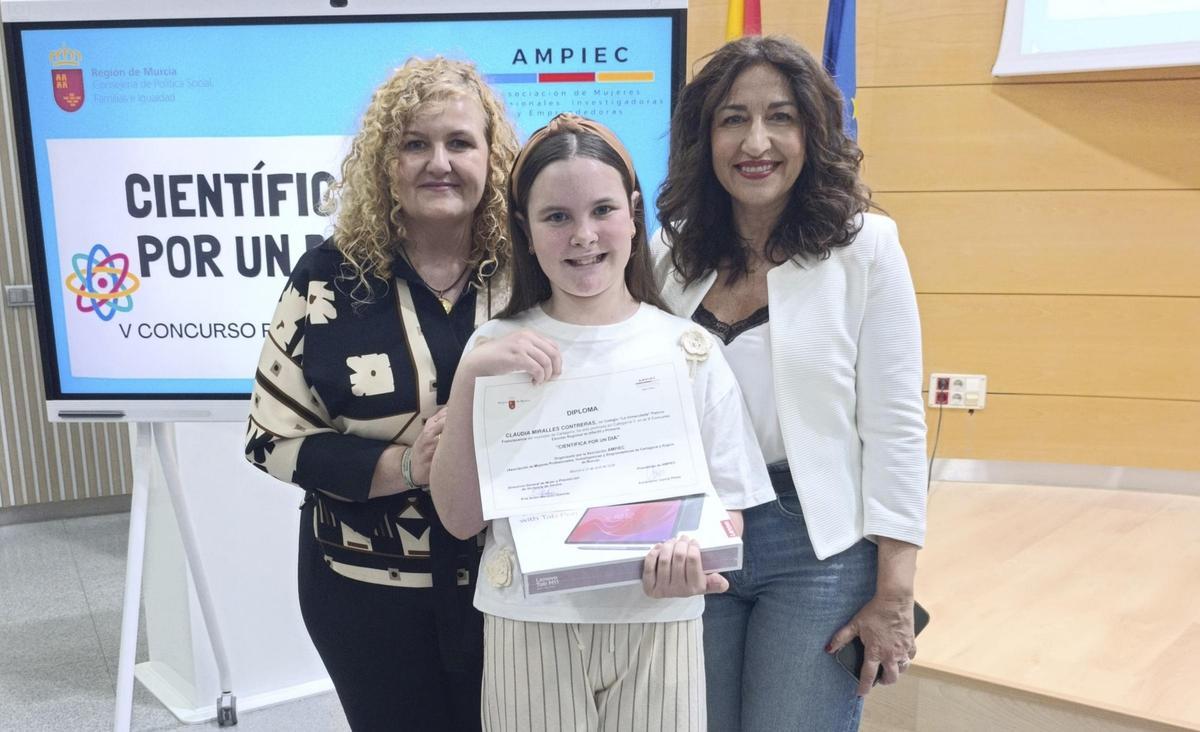 Claudia Miralles Contreras, del Colegio La Inmaculada-Padres Franciscanos de Cartagena, ha sido la galardonada en la Categoría 3