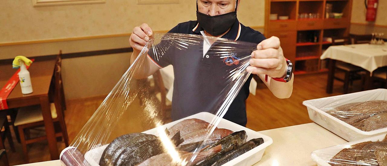 Silverio Riveiro, propietario del Bar Puerto, gestiona el pescado fresco del día recién llegado al restaurante.