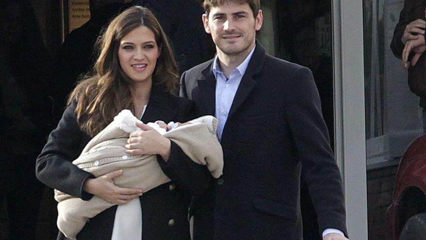 Sara Carbonero, con su hijo Martín en brazos, junto a Iker Casillas, a las puertas de la clínica Ruber de Madrid, en enero del 2014.