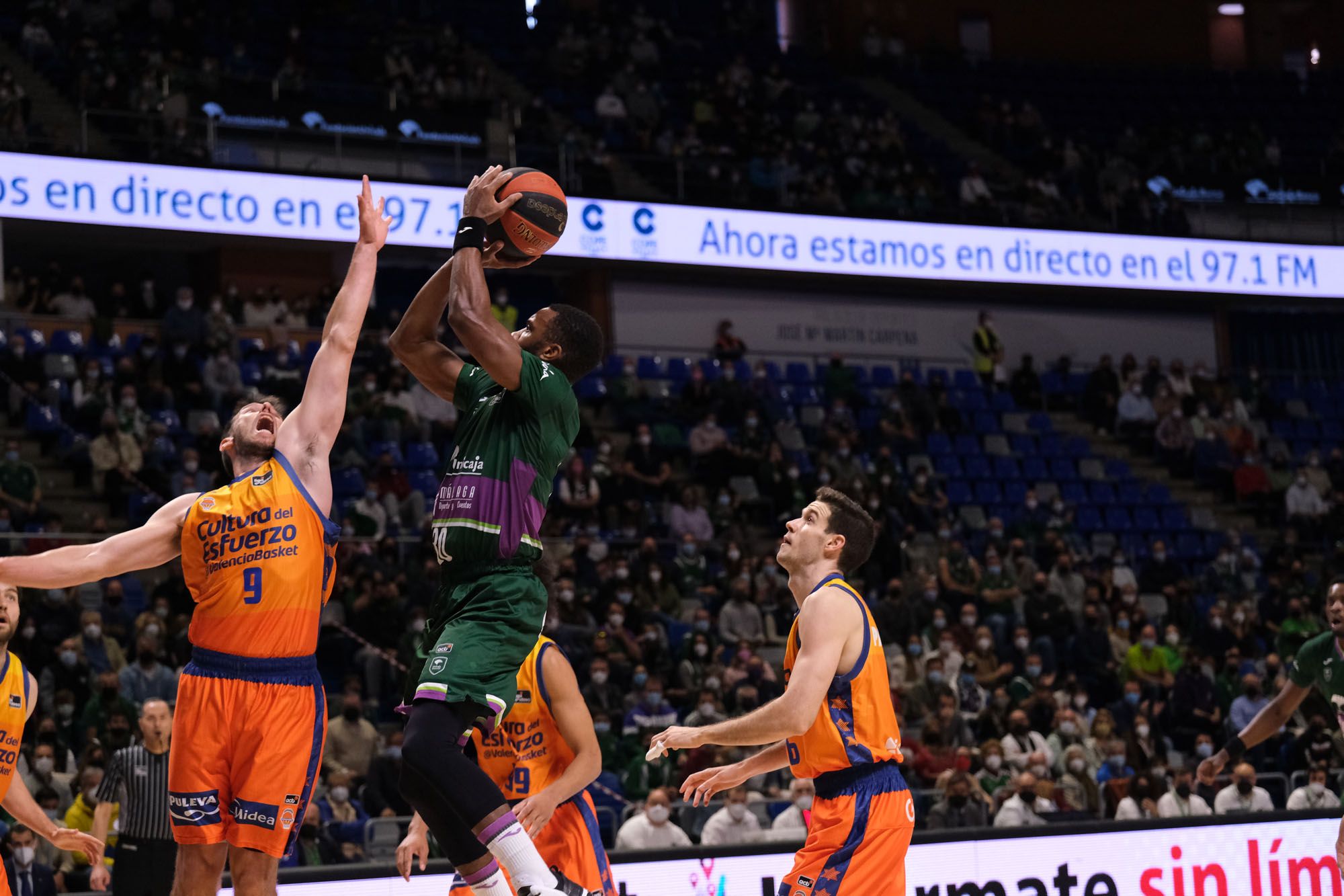 Las imágenes del Unicaja - Valencia Basket de la Liga Endesa.