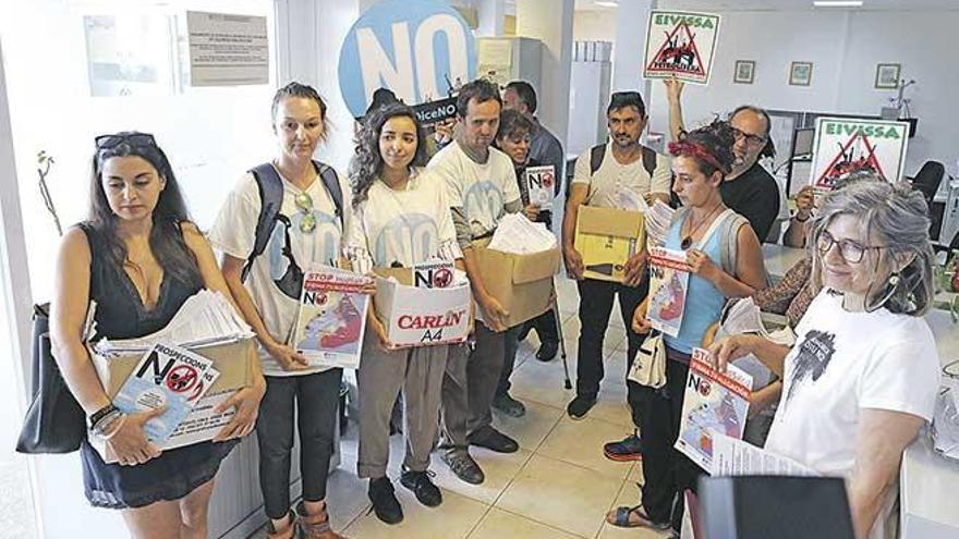 Aliança Mar Blava, ayer frente a la subdelegación del Gobierno.