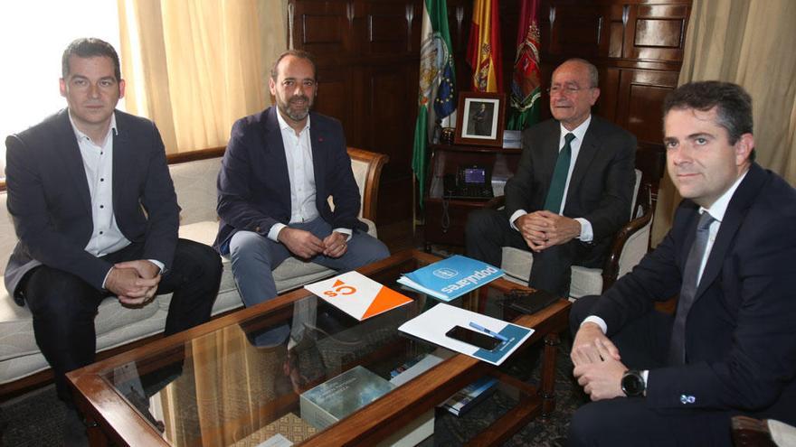 Cassá y De la Torre, en el centro de la imagen, reunidos esta mañana en el Ayuntamiento.