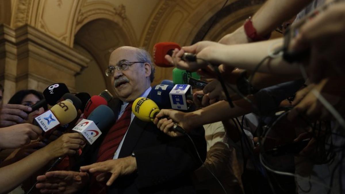 El 'conseller' de Economia, Andreu Mas-Colell, atiende a los medios, este miércoles en los pasillos del Parlament.