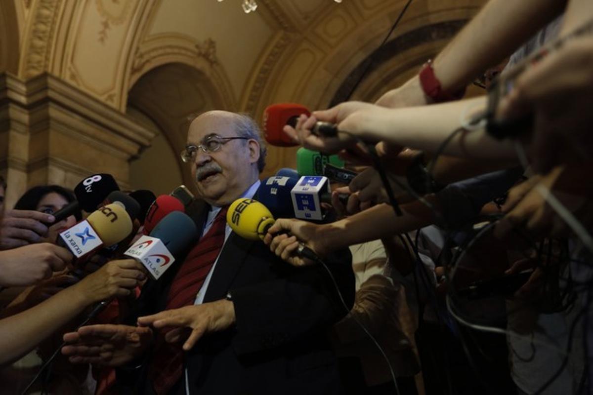 El conseller’ d’Economia, Andreu Mas-Colell, atén els mitjans, aquest dimecres als passadissos del Parlament. El conseller’ d’Economia, Andreu Mas-Colell, atén els mitjans, aquest dimecres als passadissos del Parlament.