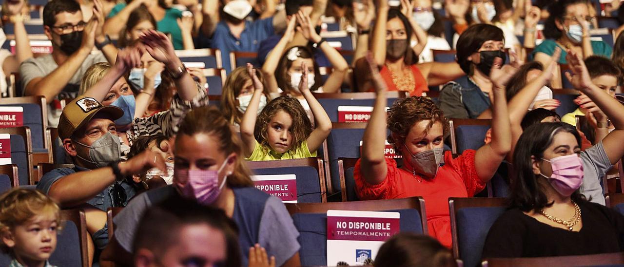 El público del Auditorio acompaña, con las palmas, la interpretación de “Radio Gaga”. | Luisma Murias