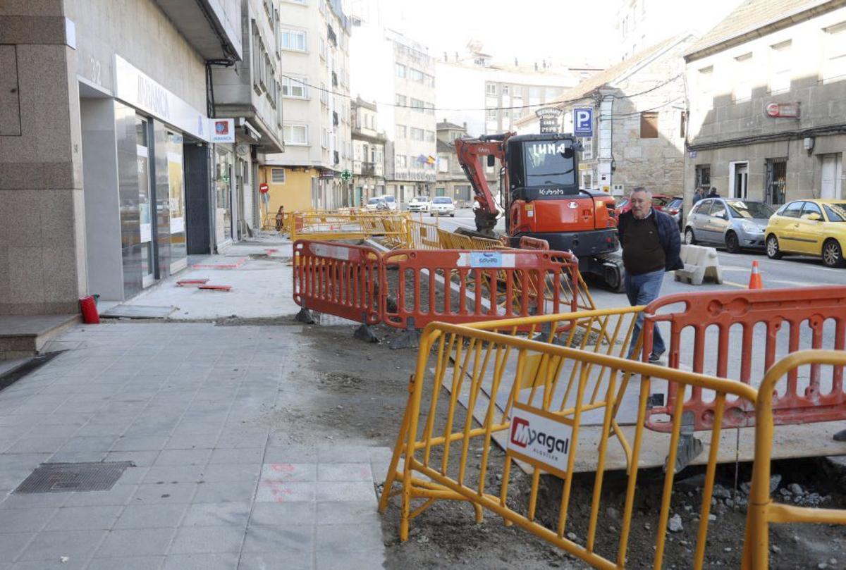 Estado actual de las obras de humanización en la Avenida da Barca, a la altura del número 32.