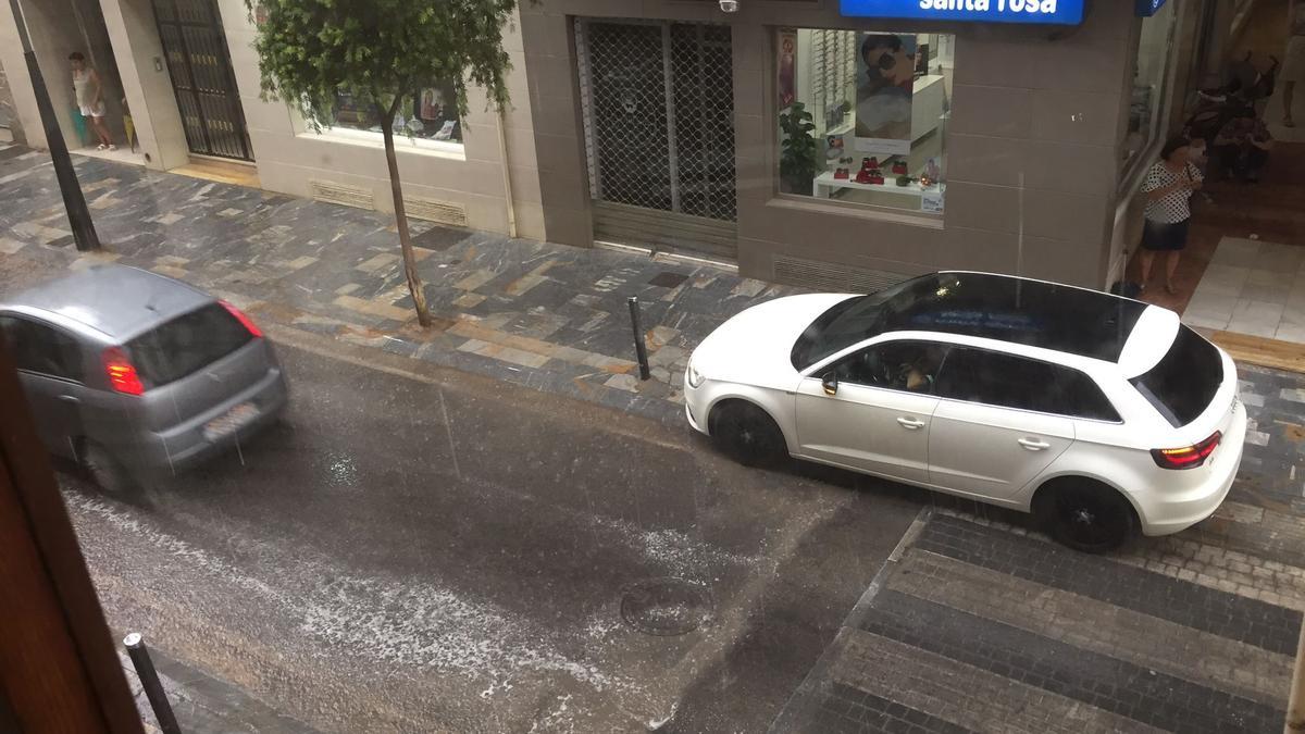 Pequeños encharcamientos en la calle Lope Gisbert.