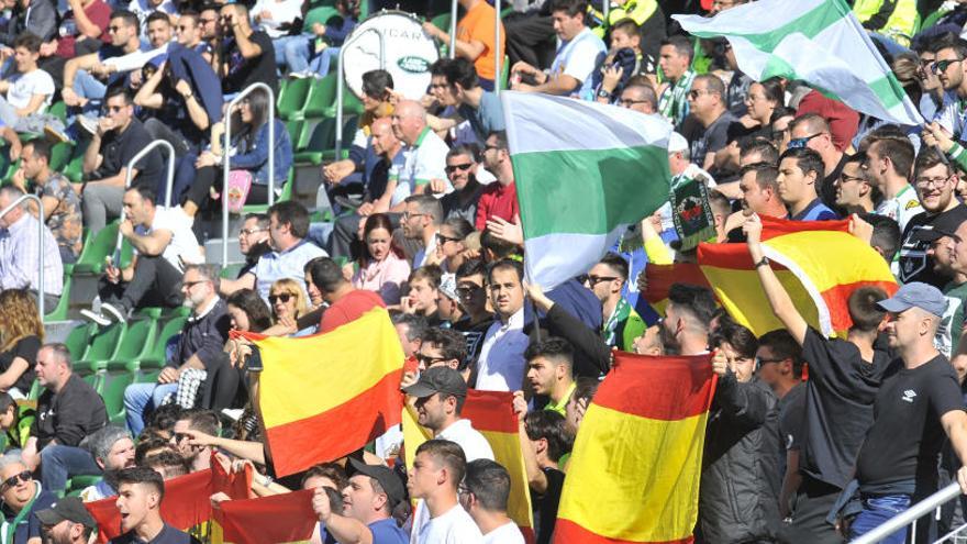 Aficionados del Elche, durante el partido frente al Lleida