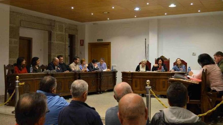 Alcaldesa y resto de corporación municipal en el último pleno. // G. P.