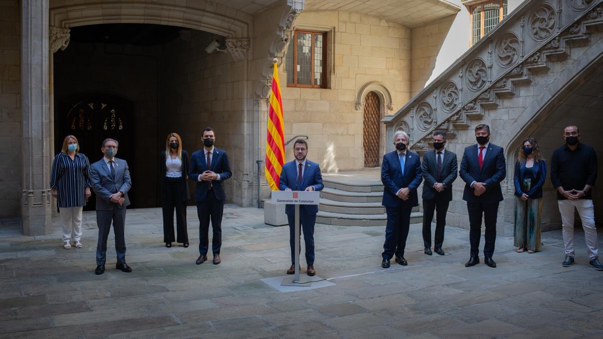 El 'president' Pere Aragonès, presenta el acuerdo junto a patronales y sindicatos para repartir las ayudas directas para autónomos y empresas.