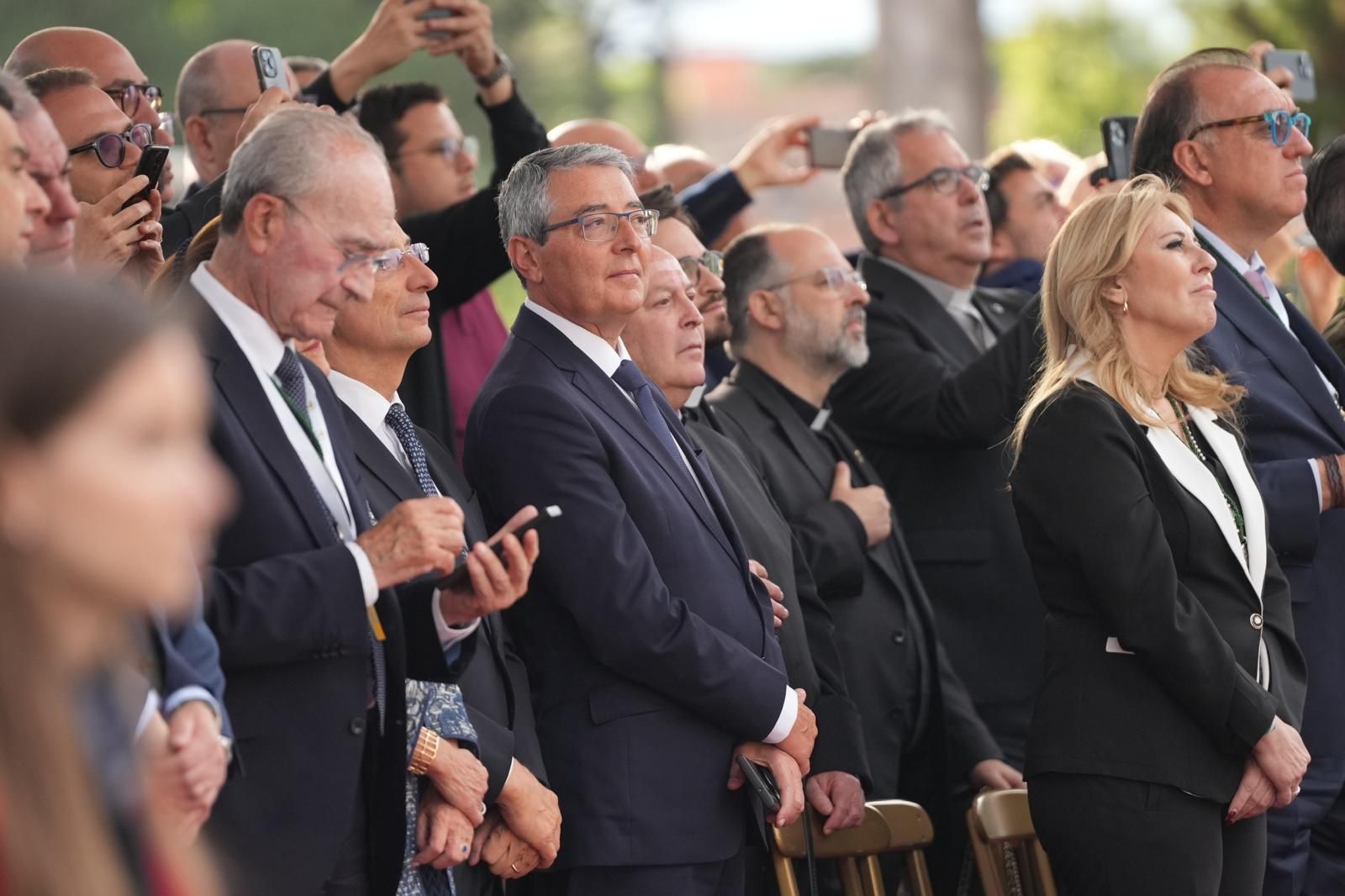 Autoridades en la procesión del Jubileo, con el presidente de la Junta de Andalucía, Juanma Moreno; y la vicepresidenta del Gobierno, María Jesús Montero, acompañados de los alcaldes de Málaga, Francisco de la Torre; Sevilla, José Luis Sanz; el presidente de la Diputación de Málaga, Francisco Salado; y el director general de Fundación Unicaja, Sergio Corral.