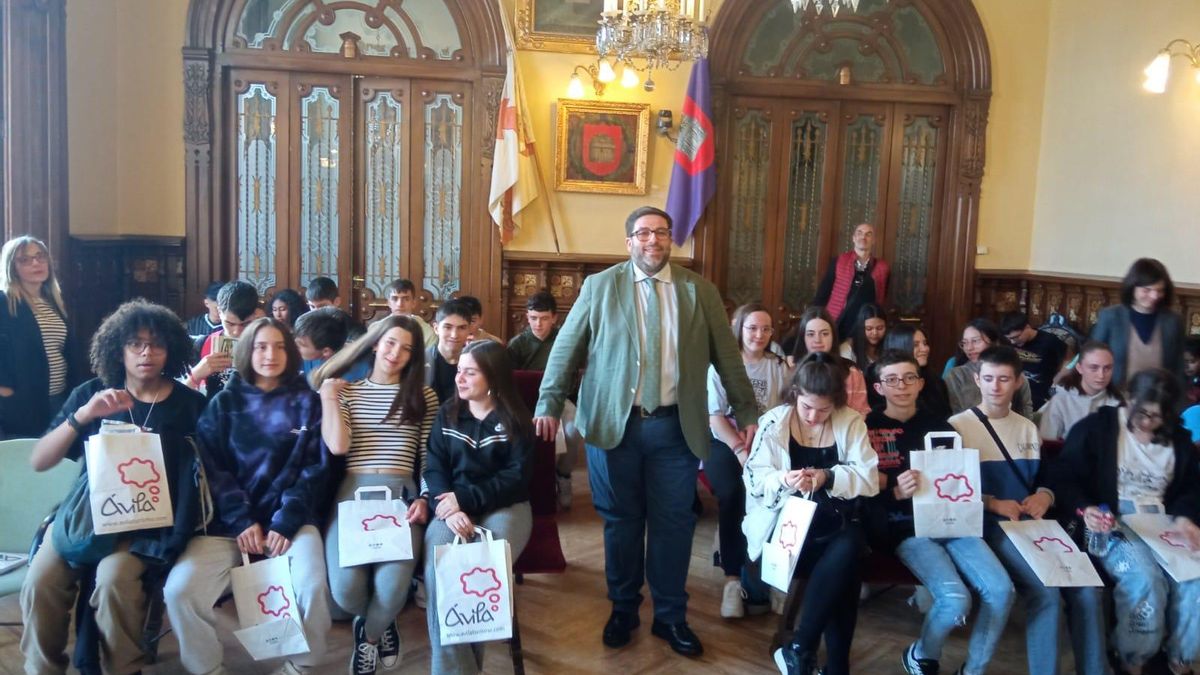 Los estudiantes de Vegadeo, durante la recepción en el Ayuntamiento de Ávila del pasado marzo.