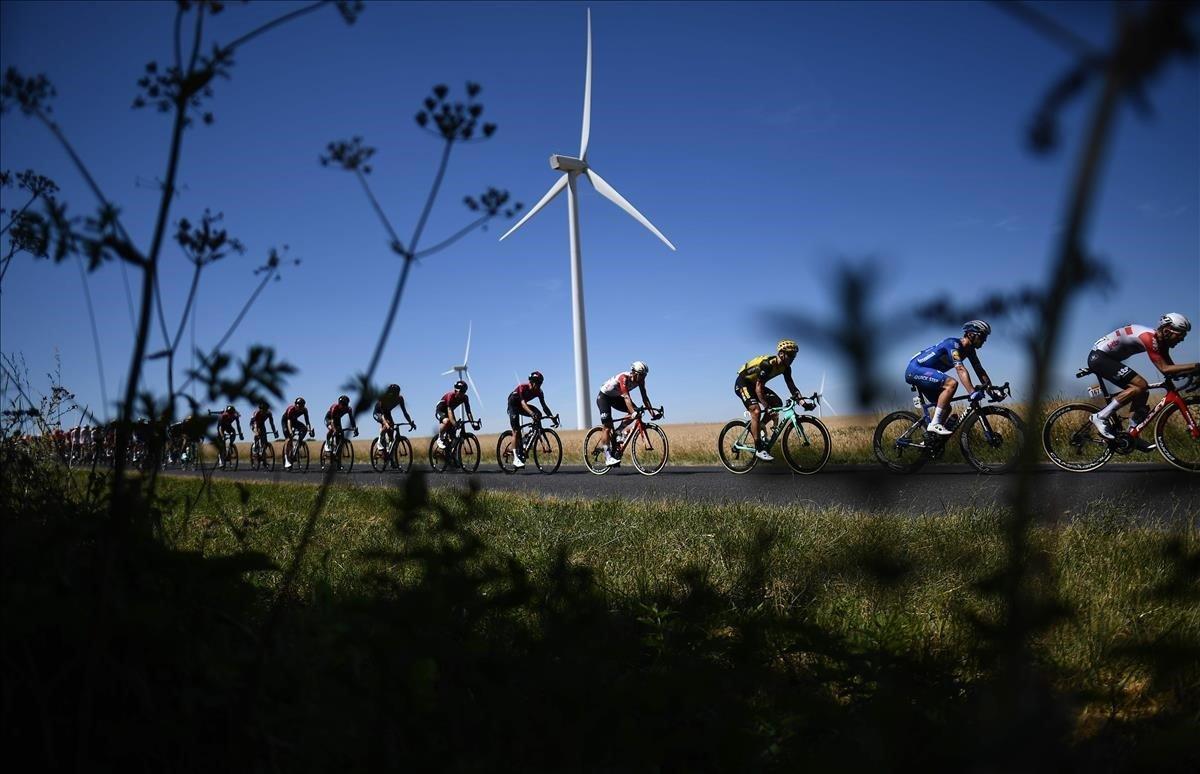 El pelotón durante la cuarta etapa del Tour de Francia entre Reims y Nancy en el este de Francia.