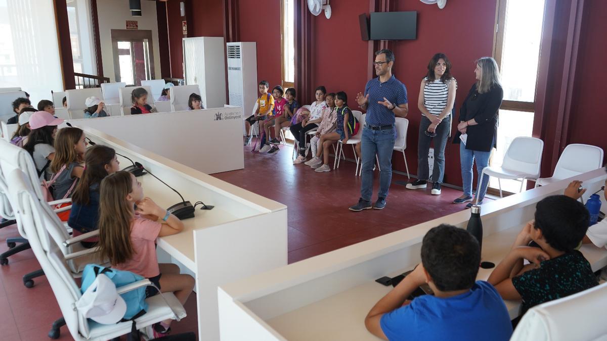 Una recinte visita del alumnado del CEIP Bonavista al Ayuntamiento de Ontinyent.