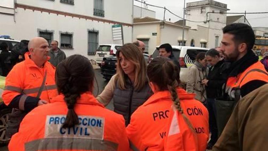 Susana Díaz, visitant les zones afectades per les pluges.