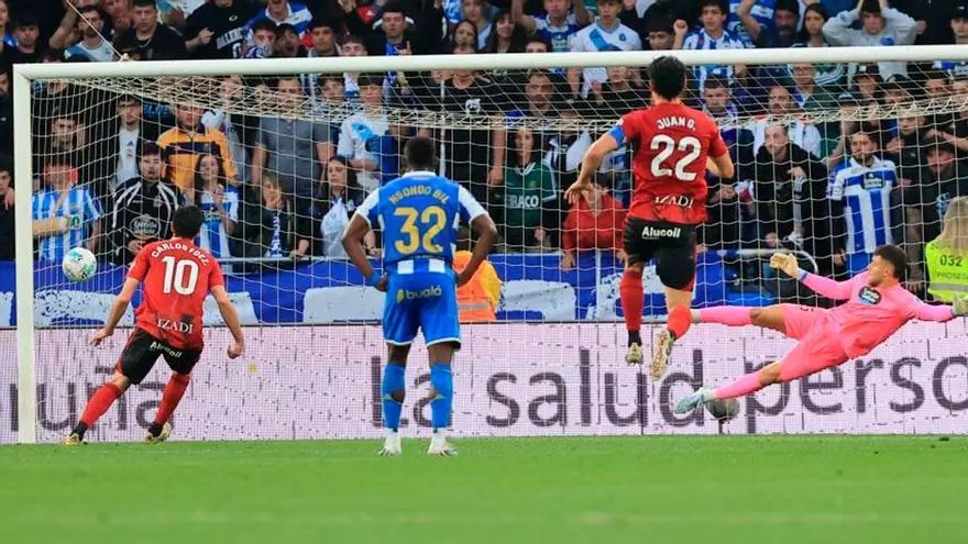 Carlos Fernández abrió la lata en Riazor anotando de penalti