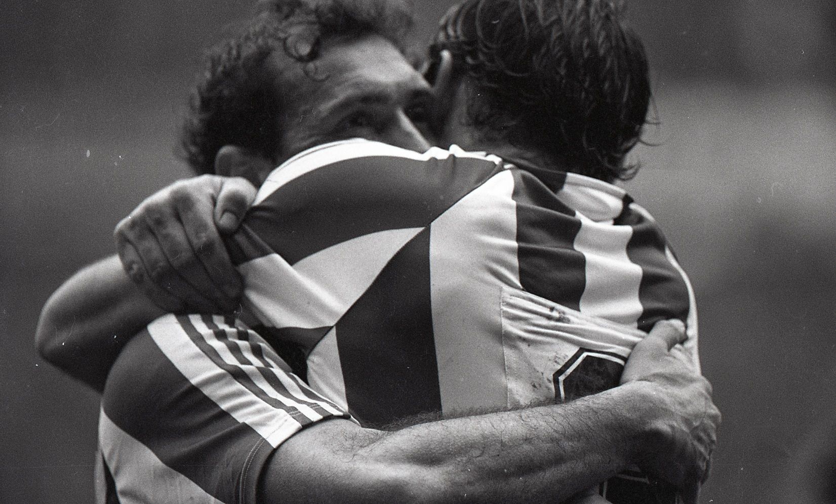 4. Abrazo al goleador El Molinón 1986.jpg