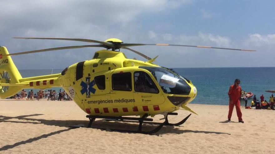 Un helicòpter d&#039;emergències en una assistència a la platja