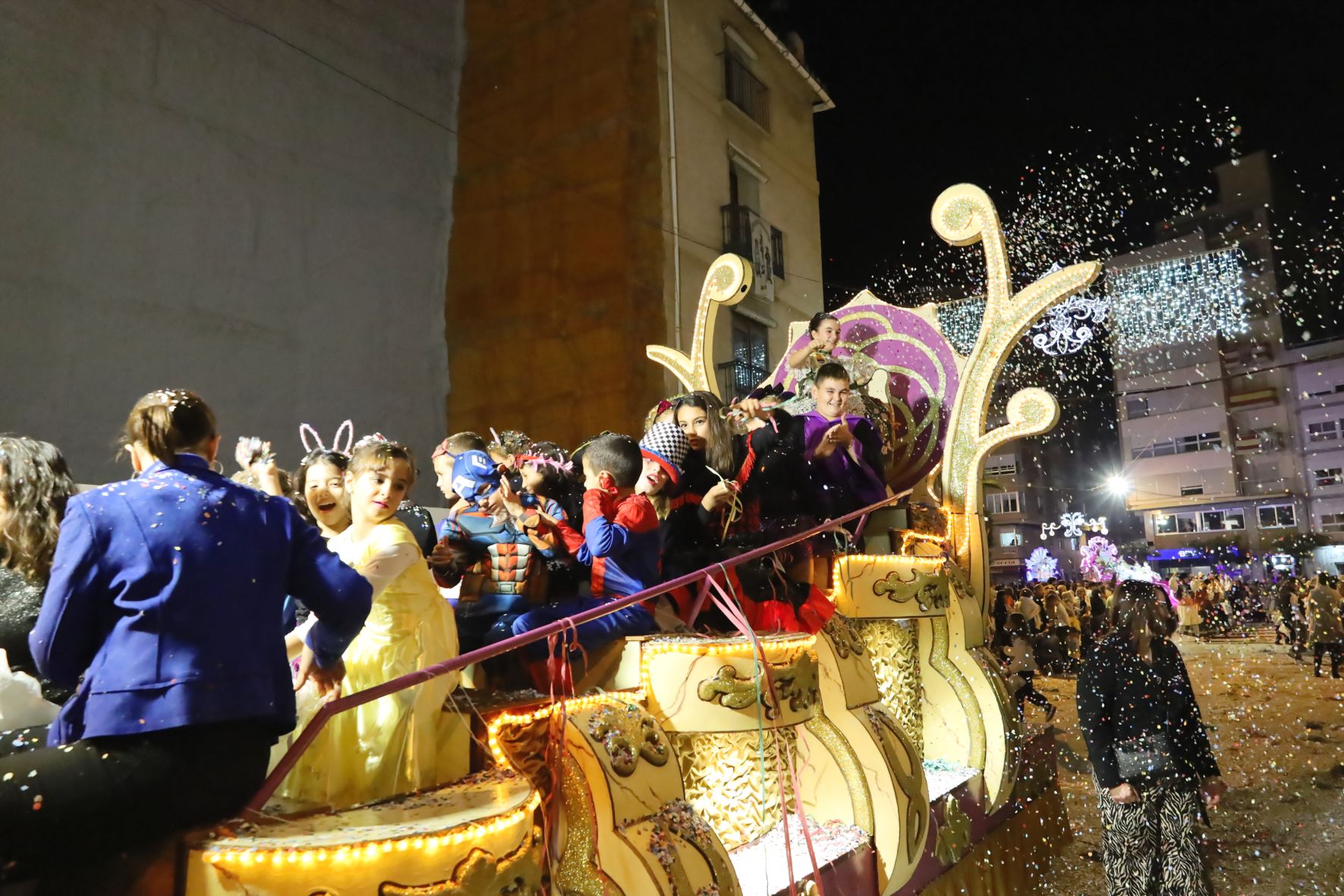 Todas las fotos del colorido desfile de carrozas de la Fira d'Onda