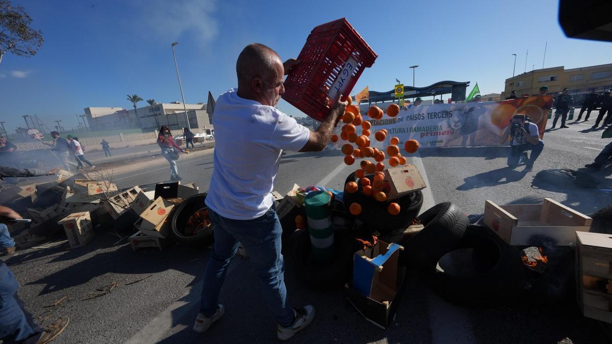 La protesta de los agricultores en la entrada del Puerto de Castelló, el miércoles.