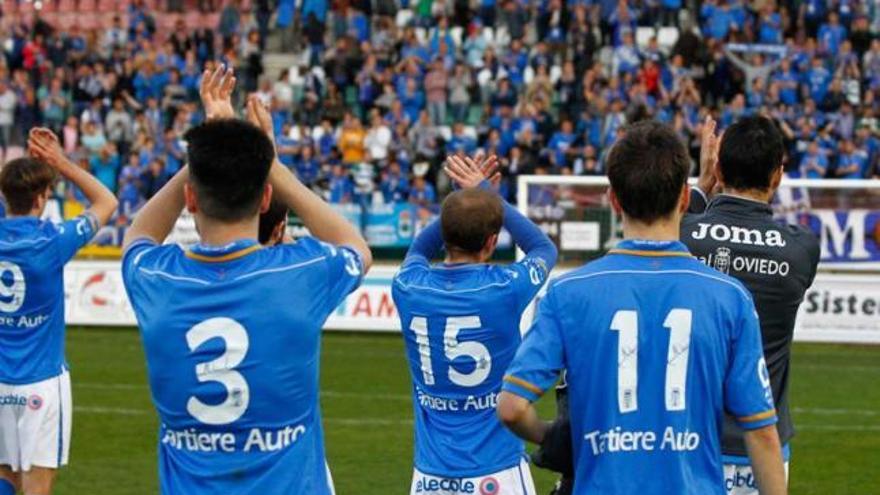 Los jugadores azules saludan a los aficionados desplazados a Zamora el pasado domingo.