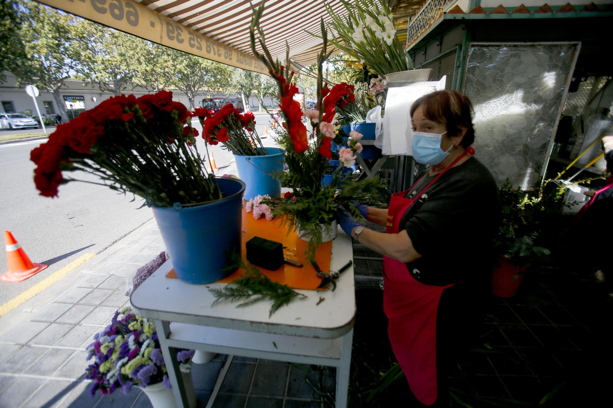 Todos los Santos sin gente en el cementerio de València