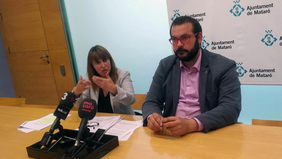 La concejala de Urbanismo de Mataró, Núria Moreno, junto con el alcalde David Bote, este mediodía en el Ayuntamiento de la capital del Maresme.