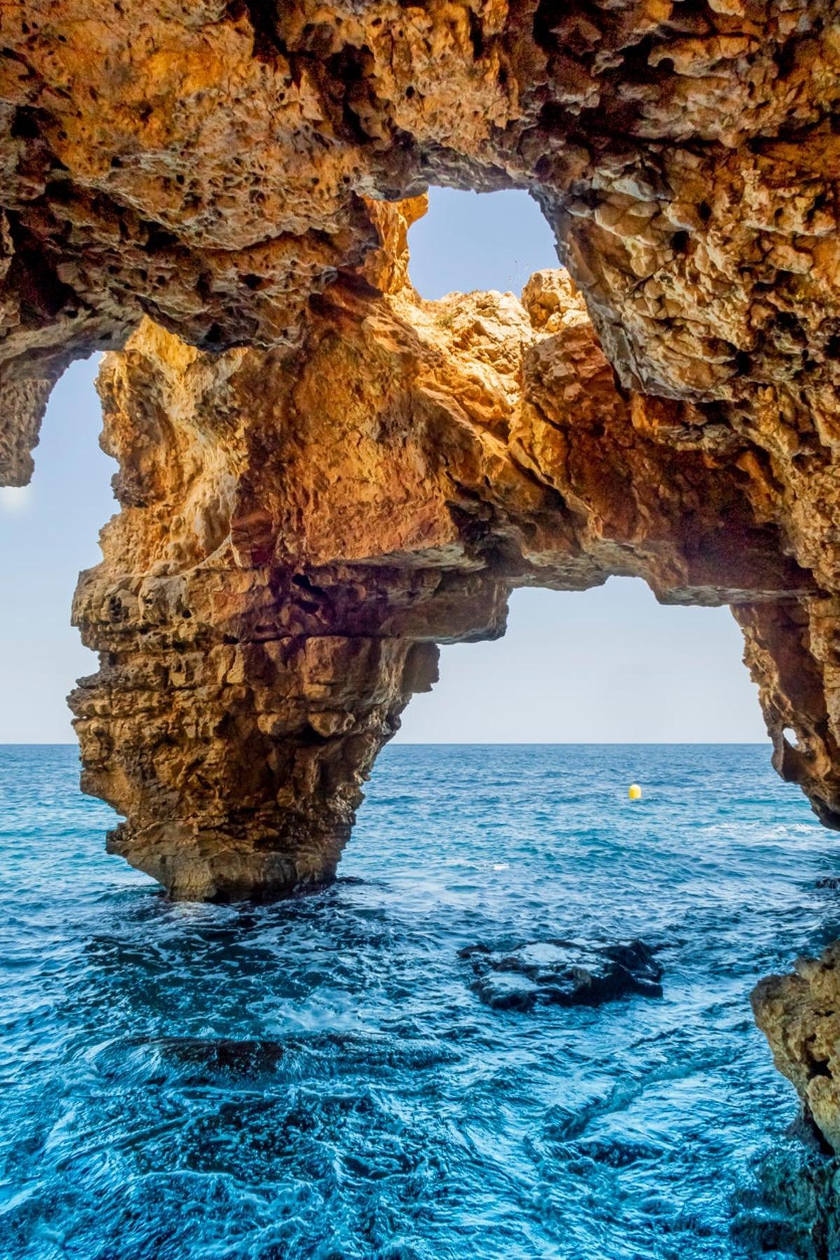 La Cueva de Los Arcos se ha ido formando a lo largo de los años por la erosión del mar contra la piedra