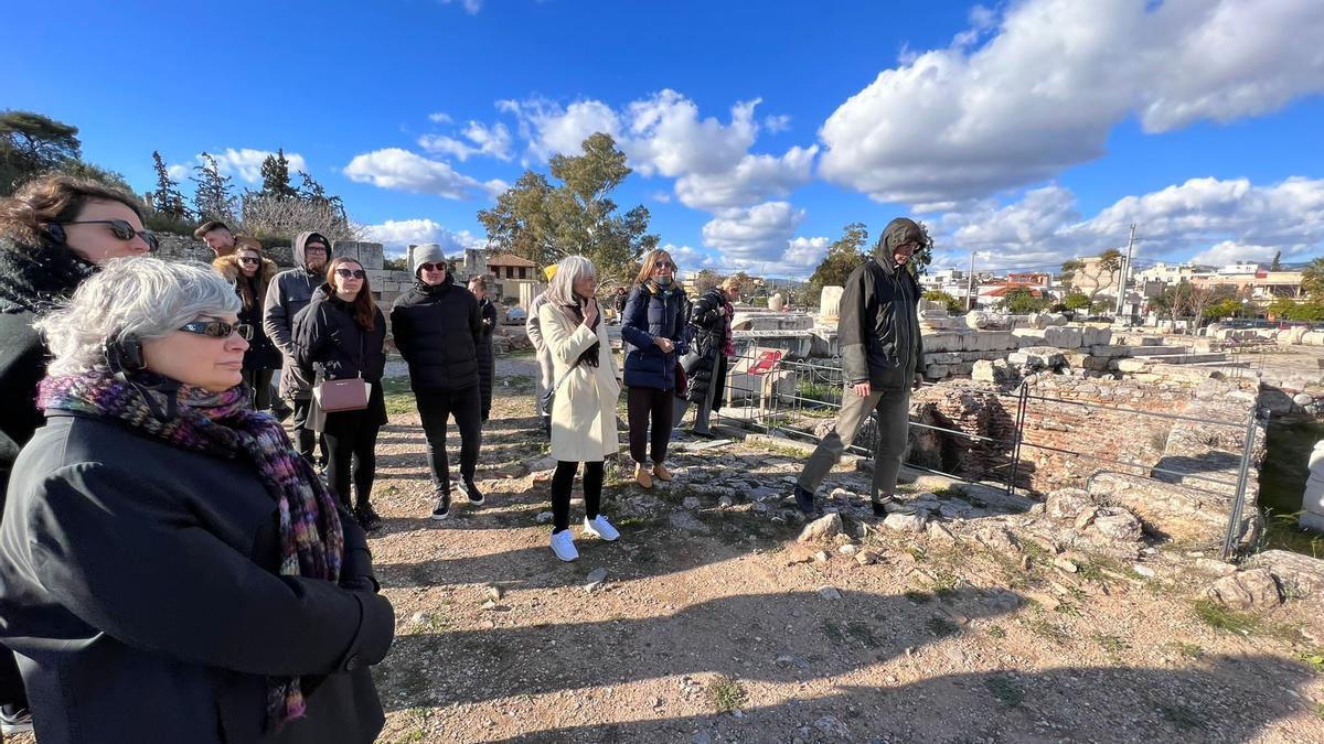 La alcaldesa Ana González, a la izquierda, durante una visita en Grecia.