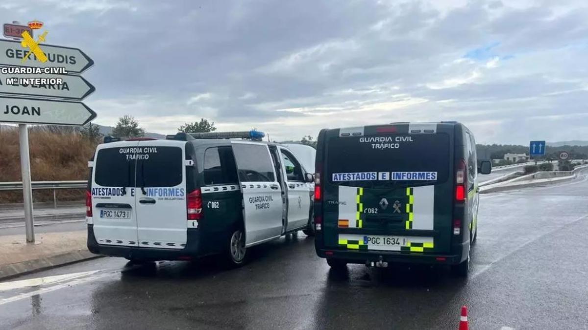 Dos vehículos d ela Guardia Civil en Ibiza, en una imagen de archivo