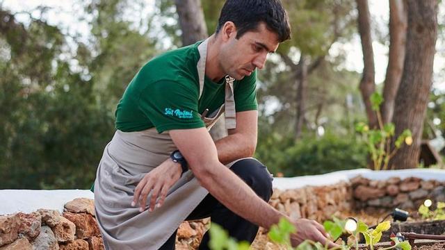 El chef Álvaro Sanz vincula su propuesta gastronómica al territorio y la autosuficiencia.   | FOTOS: ESTRAGÓN