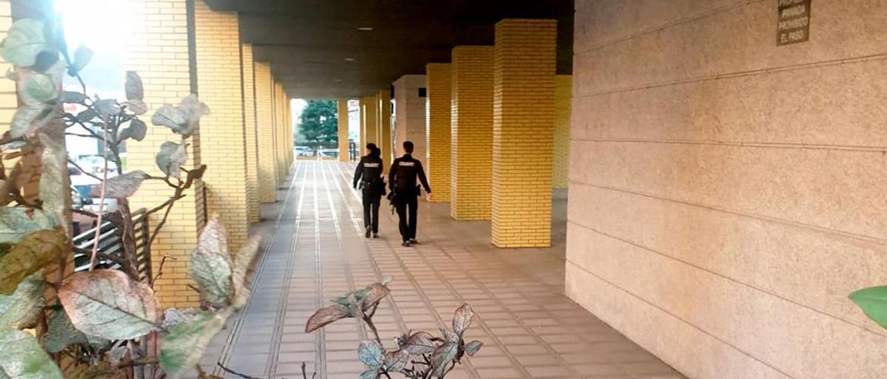 Dos agentes haciendo ronda por el patio interior del edificio donde vivía la víctima.