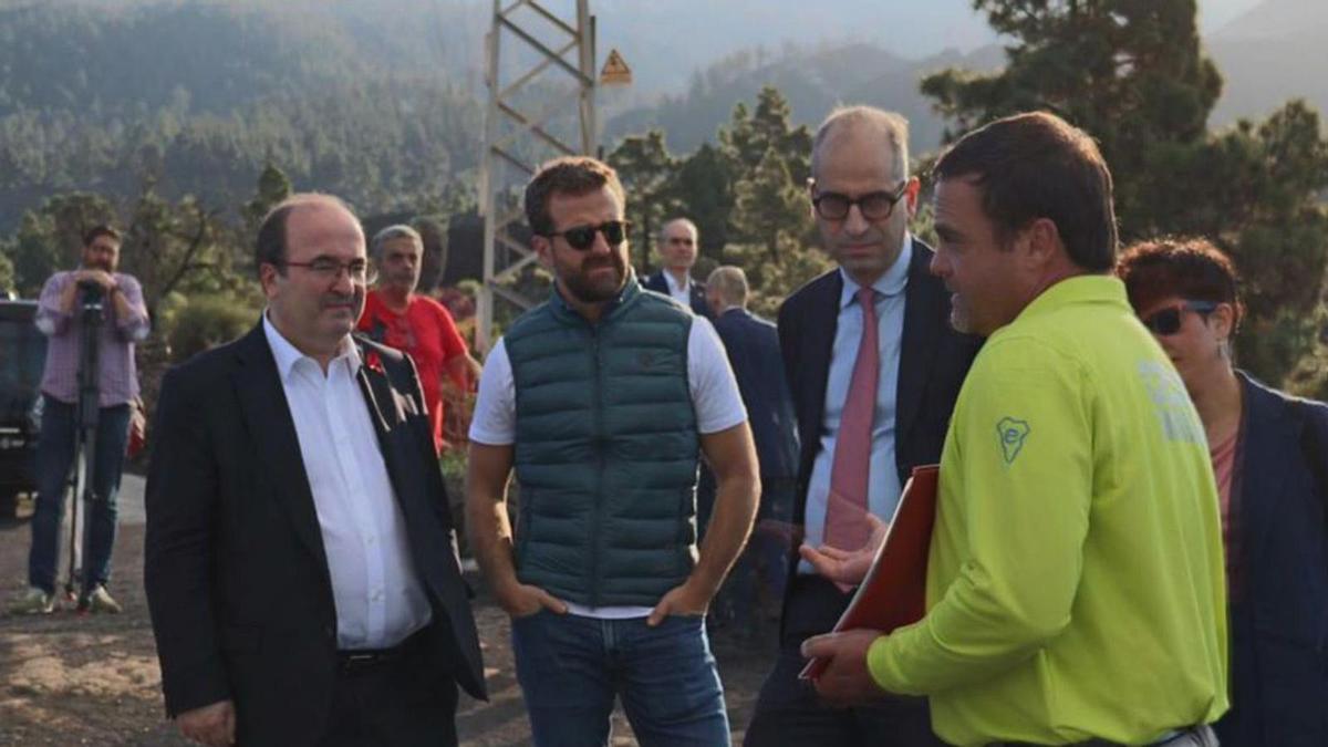 El ministro Iceta, izquierda, durante su visita de ayer a La Palma.