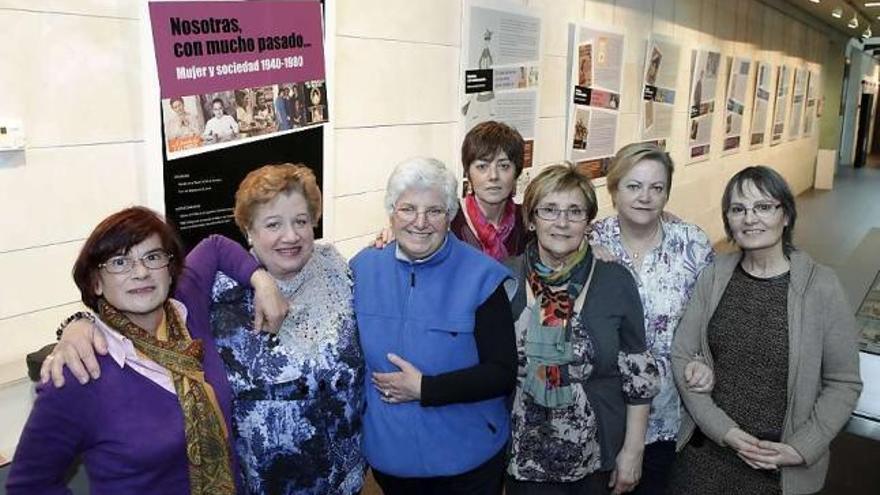 De izquierda a derecha, Mariluz Suárez, Gloria García, Isabel Álvarez, Carmen Cabana, Toya Cuello, Carmen Duarte y Cristina Álvarez, en la exposición del centro municipal de El Llano.