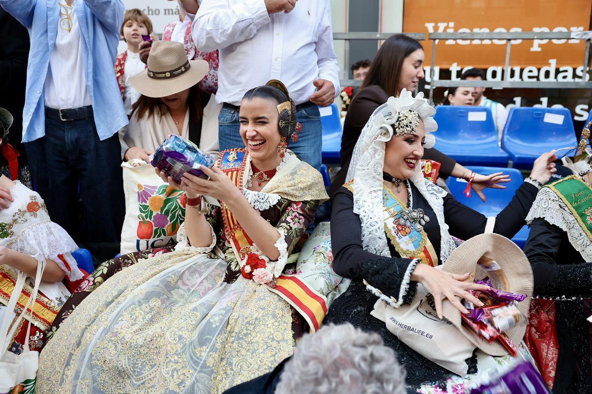 Carmen y Marta disfrutan de un desfile que alimenta: el Bando de la Huerta
