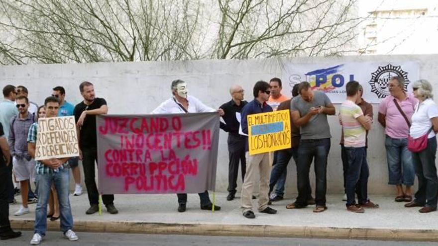 Piden multa de 240 euros a seis policías por el «destape»