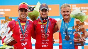 Mario Mola, flanqueado por Javier Gómez Noya y el noruego Kristian Blummenfelt, podio final del Mundial de Triatlón del 2017.