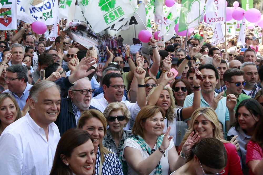 Cientos de alicantinos, en la protesta contra Marzà en Valencia