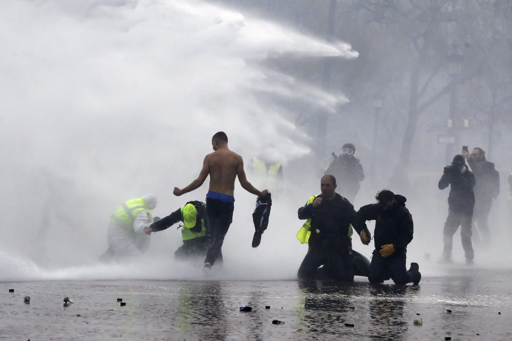 Enfrentamientos en el centro de París.