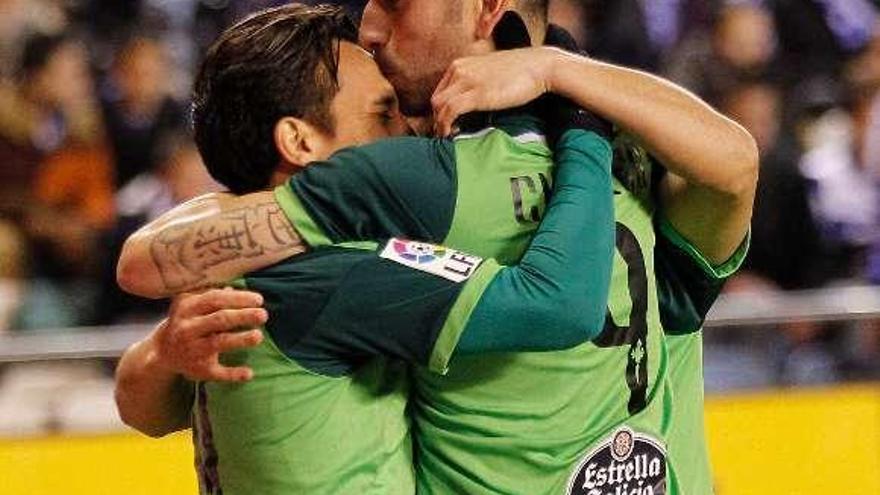 Charles besa a Orellana tras anotar un gol con el Celta. // Ricardo Grobas