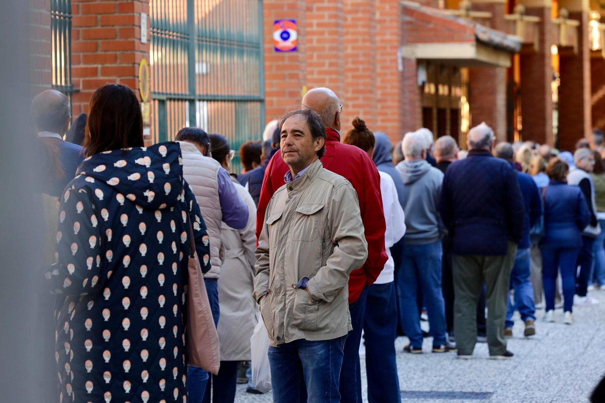 Largas filas para los abonos de la Feria taurina del Pilar