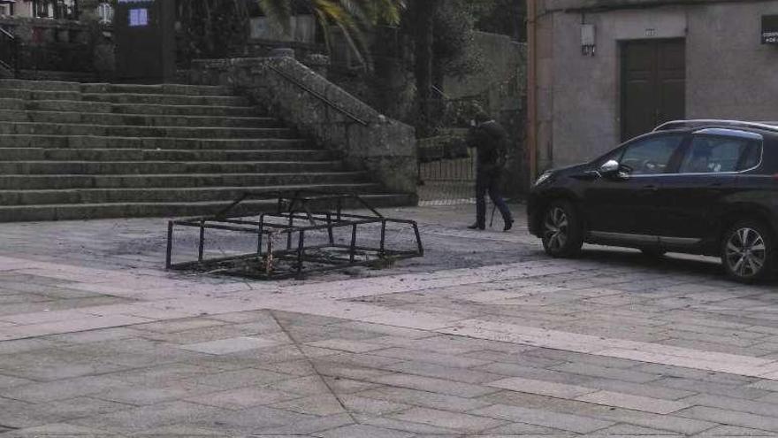 Restos de materiales de la celebración en la Praza da Igrexa.