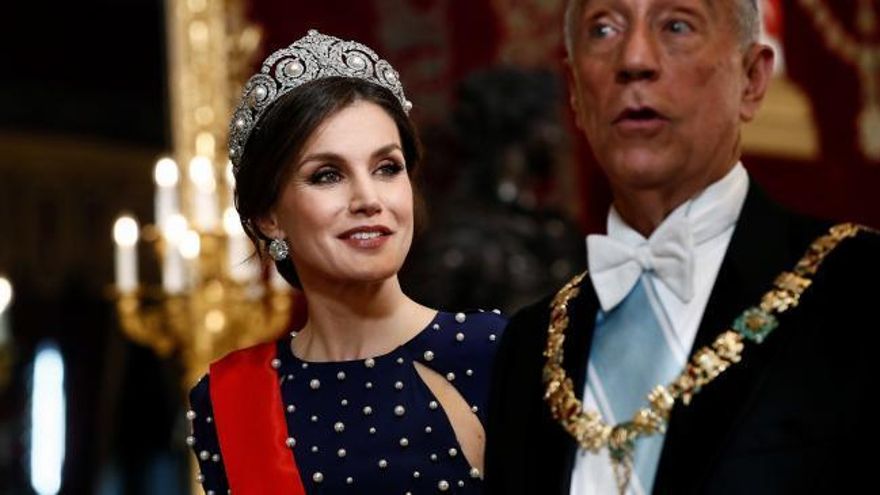 La Reina Letizia deslumbra con un vestido de alfombra roja y nueva tiara